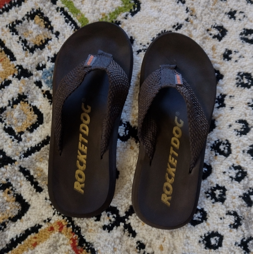 Women's gently used rocket dog flip flops size 7.